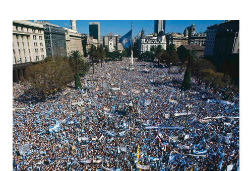 Cientos de personas reunidas en Plaza de Mayo apoyan a Galtieri.